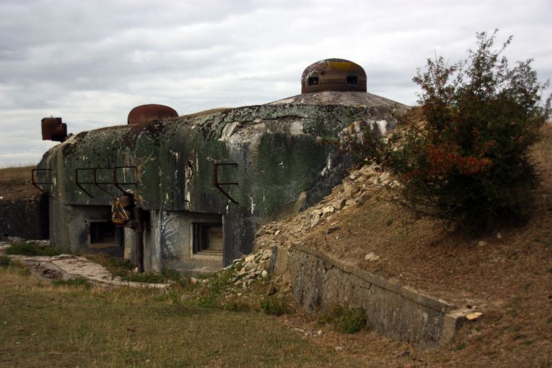 51_haut_poirier.jpg - Bunker 1 mit den Resten der Werksantenne.