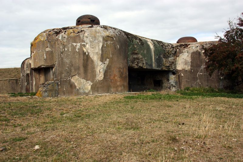 56_haut_poirier.jpg - Bunker 3 mit seinen Scharten fr Zwillings MG und 4,7cm PAK.