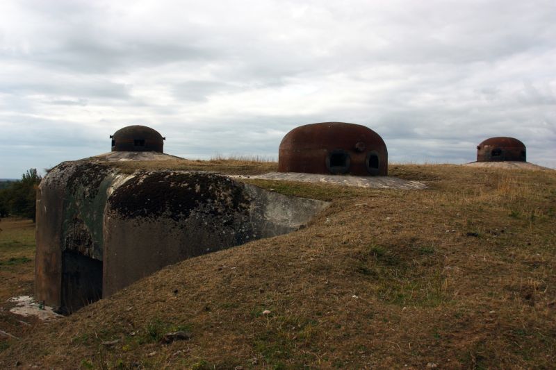 57_haut_poirier.jpg - Bunker 3, im Vorfeld die Kuppel fr Kombinationswaffe, dahinter die beiden GFM Kuppeln.