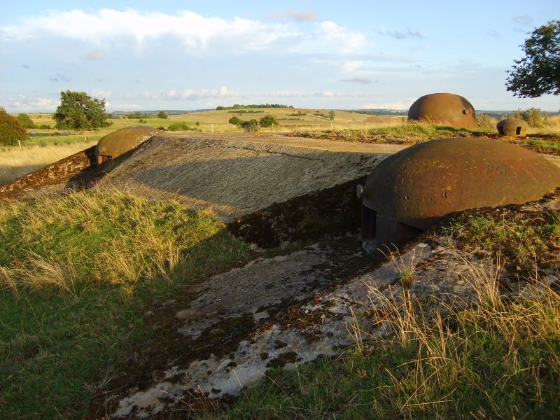 S6000043.JPG - Bunker 1 mit seinen beiden Zwillings-MG Kuppeln und seiner GFM Kuppel.