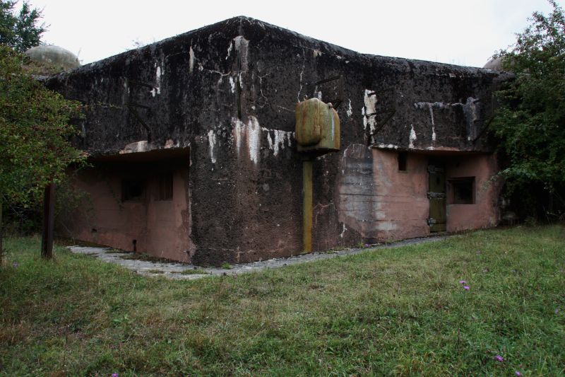 Block1_3_d.jpg - Bunker 1 war ausgestattet mit einer Scharte fr Zwillings MG und 4,7cm Pak, sowie zwei Scharten fr Zwillings MG.