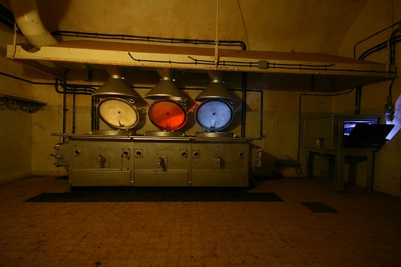 IMG_3624.JPG - Frontansicht der Kchenzeile. Der Dunstabzug und die drei Dampfkochtpfe zu je 100 Liter  sind in einem perfekten Zustand.