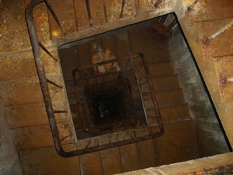 IMG_3754.JPG - Treppenabstieg von Bunker 1.