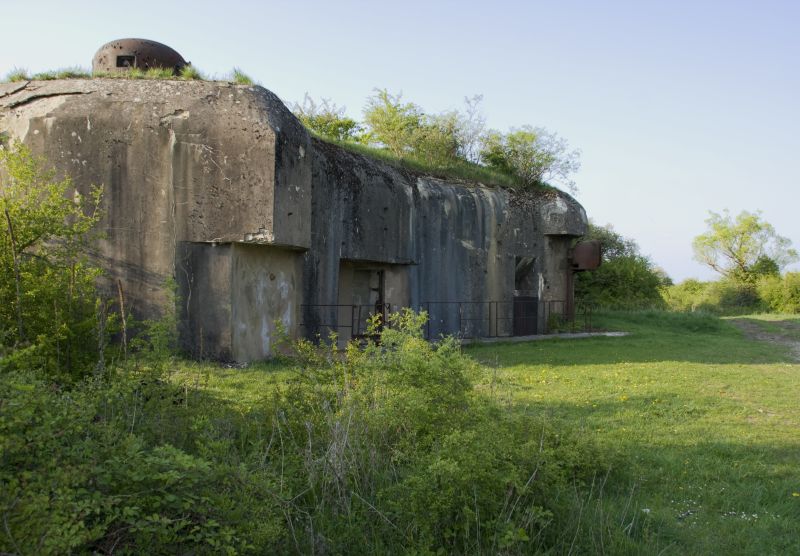 1002.jpg - Bunker 1 mit seiner GFM Kuppel.